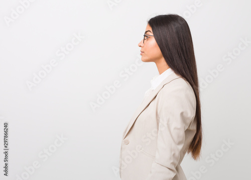 Fotografie Young business arab woman isolated against a white background gazing left, sideways pose