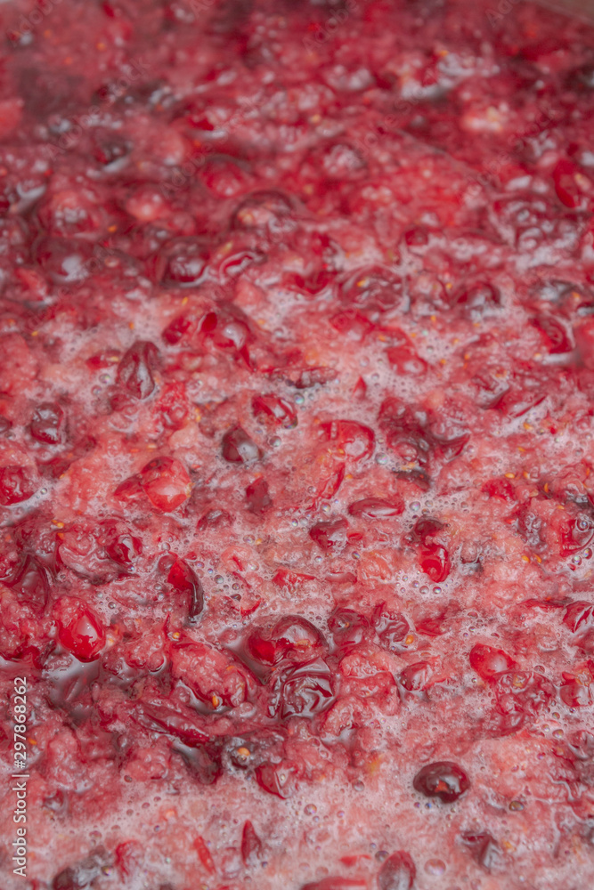 Alcoholic cranberries pour sweet hot syrup for the preparation of tinctures Alcoholic cranberries pour sweet hot syrup for the preparation of tinctures