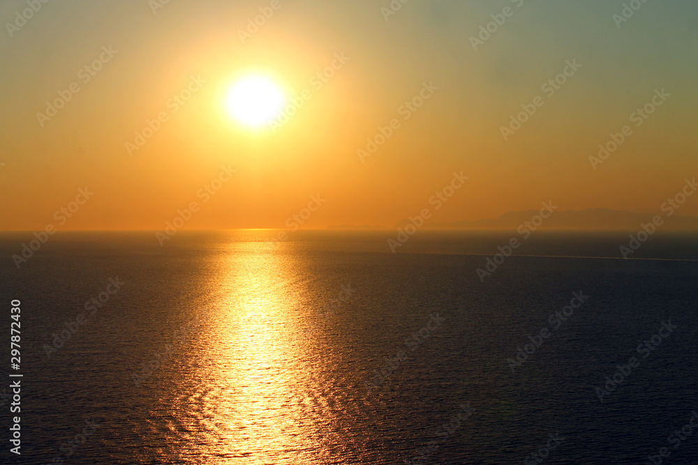 Naklejka premium A powerful yellow sunset on the sea