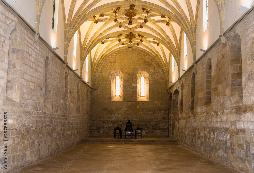 Perspectiva del refectorio de un monasterio románico cisterciense.
