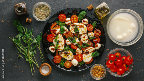 Tableau sur toile Ingredients for italian caprese salad