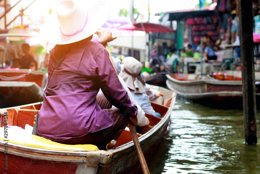 Obraz premium Grocers rowing boats in the floating market
