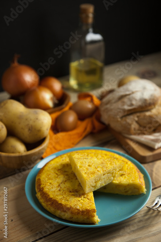 Tortilla española de patatas y huevos con cebolla, gastronomía española