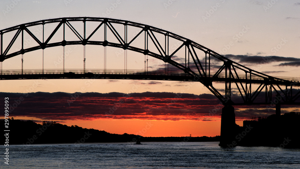 Naklejka premium Sagamore Bridge at Sunrise