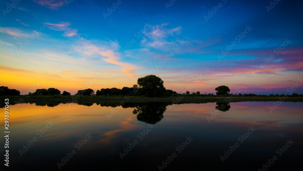 Fototapeta premium Sonnenuntergang in Brandenburg / Oder