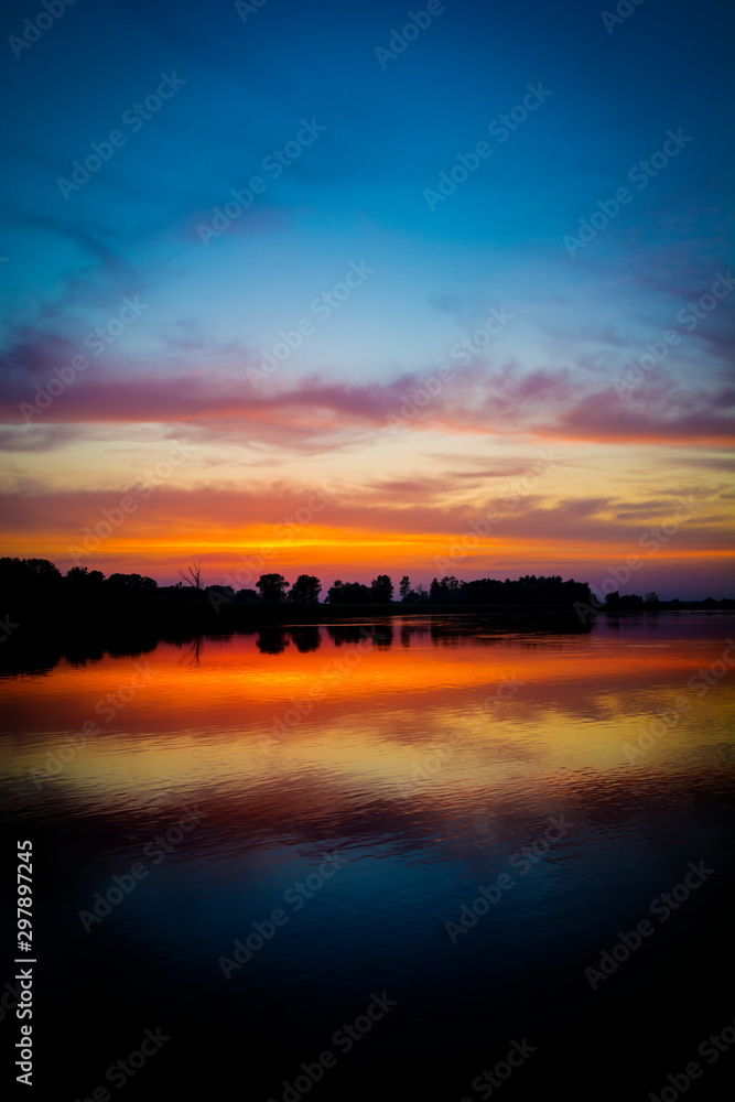 Obraz premium Sonnenuntergang in Brandenburg / Oder