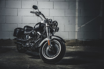 Tableau sur plexiglas Moto Moto neuve garée dans parking souterrain sombre  © Fxquadro