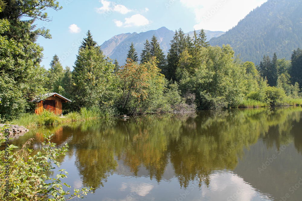 Fototapeta premium Spiegelung im Gebirge in Oberstdorf
