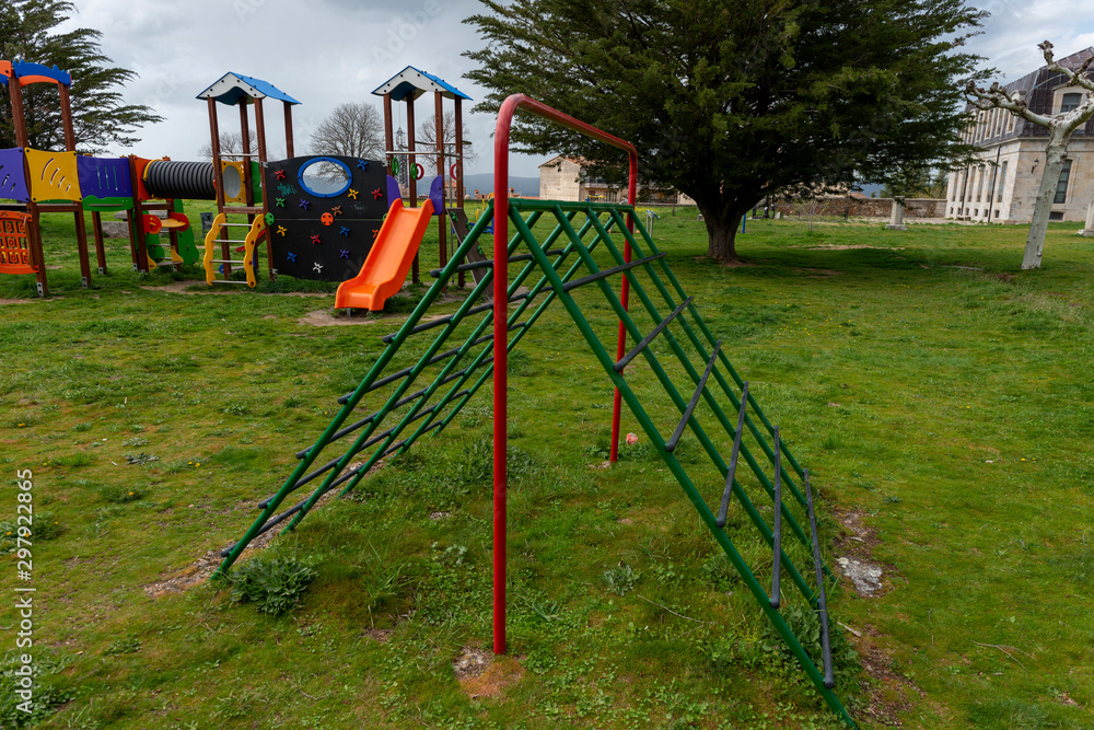 Fototapeta premium VILLA PIEDRAHITA AVILA JARDINES PALACIO DUQUES DE ALBA ABRIL 2018