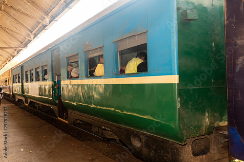 Tren en la estación en Myanmar.