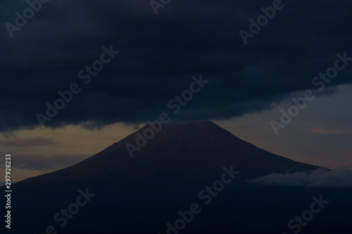 Fototapeta Naklejka Na Ścianę i Meble -  volcano ,The Popocatepetl in the morning, puebla , mexico