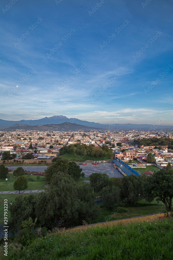 Obraz premium Panoramic view of the city, Popocatepetl volcano, San Gabriel Convent, the city is famous for its Great Pyramid, the largest archaeological site in the world at its base