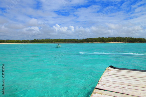 eau turquoise avec ponton