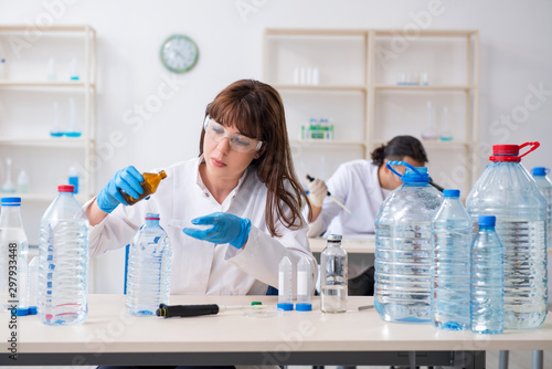 Fototapeta Naklejka Na Ścianę i Meble -  Two chemists working in the lab