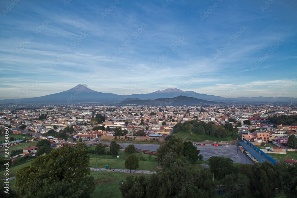 Obraz premium Panoramiczny widok na miasto, wulkan Popocatepetl, Cholula, Puebla, Meksyk