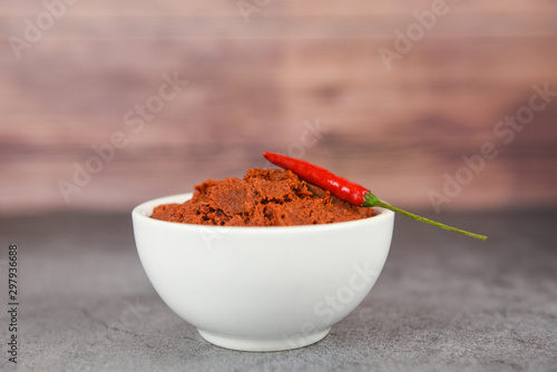 Obraz na plátně curry paste and red chilli peppers background - ingredients table asian food spi