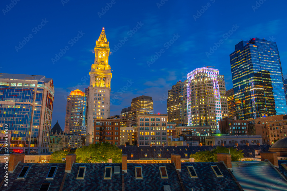 Fototapeta premium Boston Custom House and Financial District skyline at night, Boston, Massachusetts, USA.