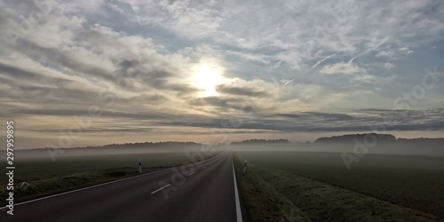 Straße Nebel Sonne Wolken