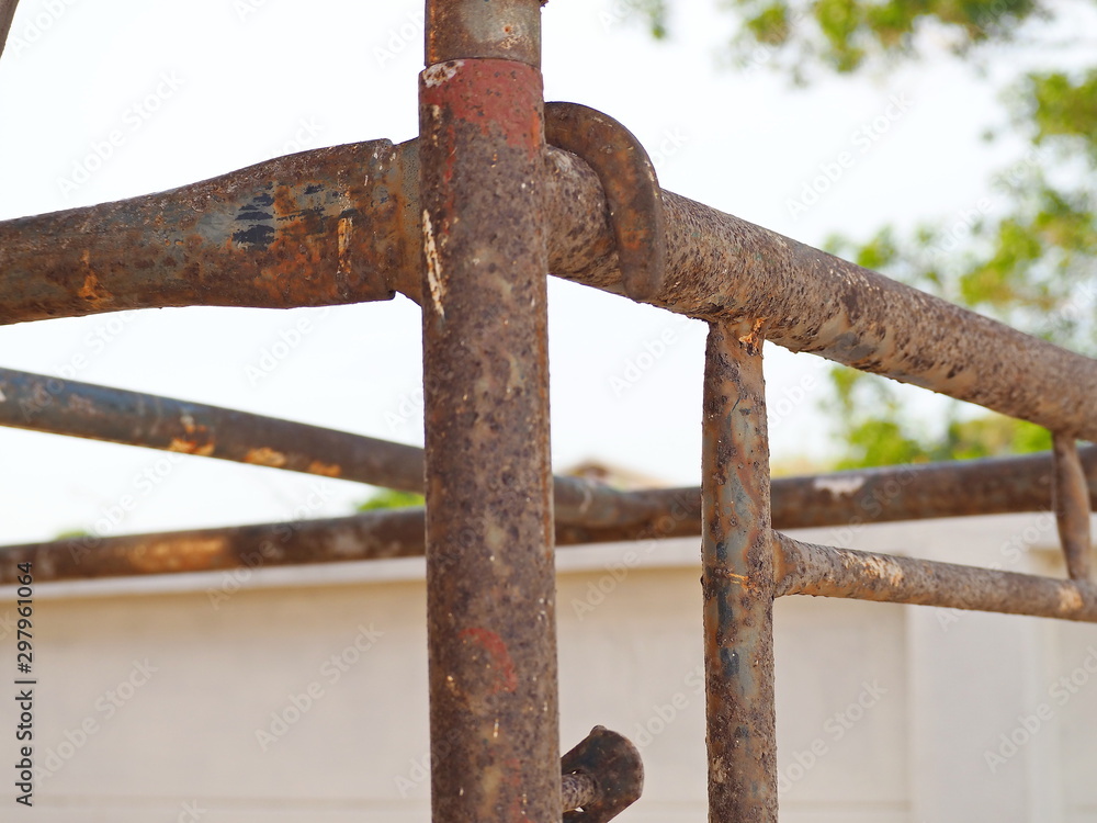 The image of the connection between objects is old and rusted. Providing emotions and feelings The image of the connection between objects is old and rusted. Providing emotions and feelings