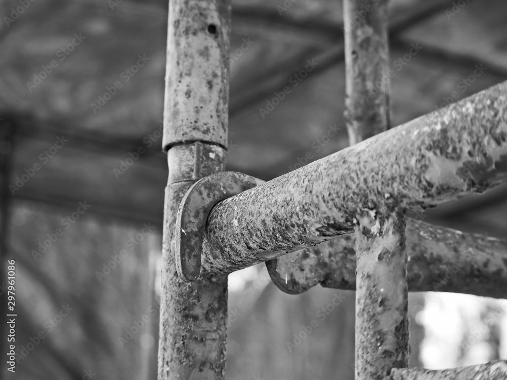 The image of the connection between objects is old and rusted. Providing emotions and feelings The image of the connection between objects is old and rusted. Providing emotions and feelings
