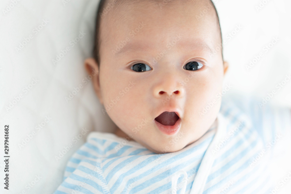 ベビーベッドに寝るかわいい赤ちゃん ベビーベッドに寝るかわいい赤ちゃん