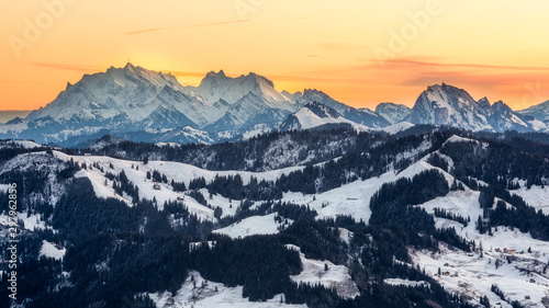 Berge mit Schnee beim Sonnenaufgang