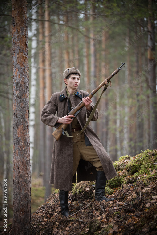 Naklejka premium A soldier of World War II is holding the rifle in his hands