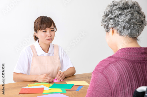 介護士と高齢者の女性