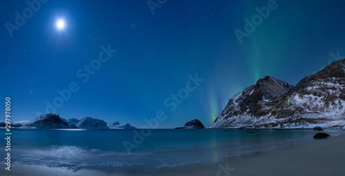 Northern lights dancing over Haukland beach (Lofoten, Norway) © Alexander Erdbeer