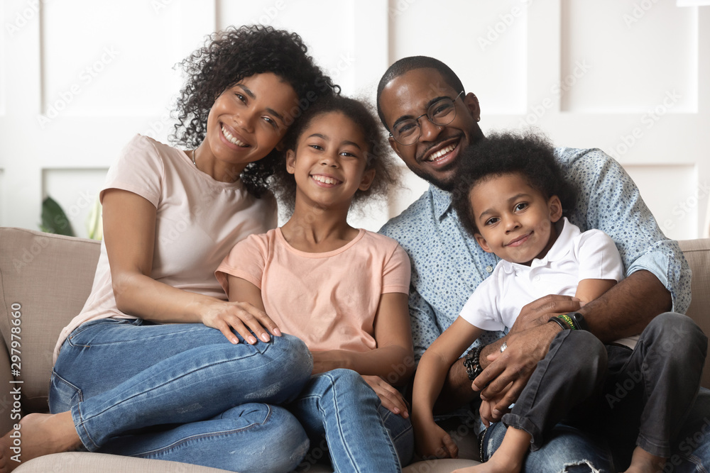 Fotografia do Stock Portrait of black family with kids relax on couch