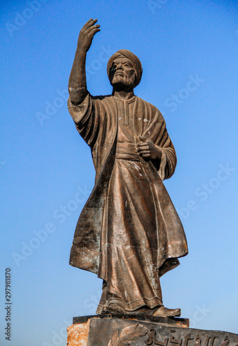 statue of poet Al Mutanabbi