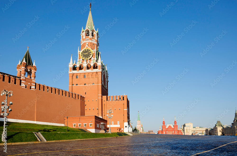 Fototapeta premium Moscow, Russia, Red Square. Spasskaya tower of the Kremlin. This is the main travel tower of the Moscow Kremlin. Goes on Red square. Built in 1491, in 1624 was erected Gothic top with chimes.