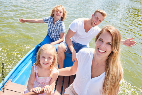 Familie mit Kids macht Ausflug im Ruderboot © Robert Kneschke