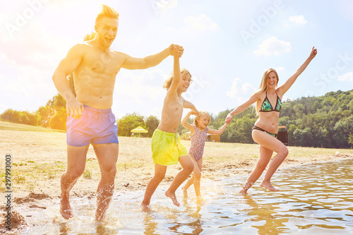 Familie beim Baden im Badesee im Sommerurlaub