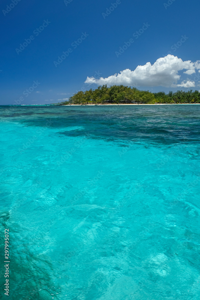 Fototapeta premium Eau turquoise et ile paradisiaque, ile Maurice