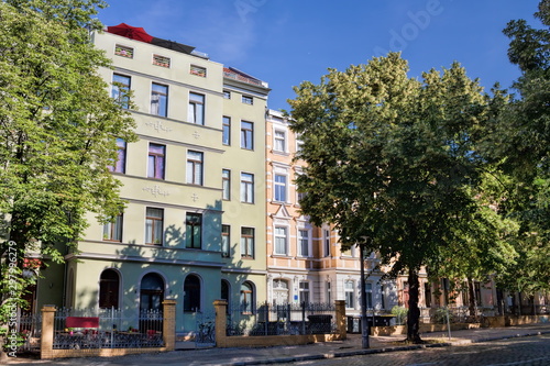 sanierte altbauten im paulusviertel in halle saale, deutschland