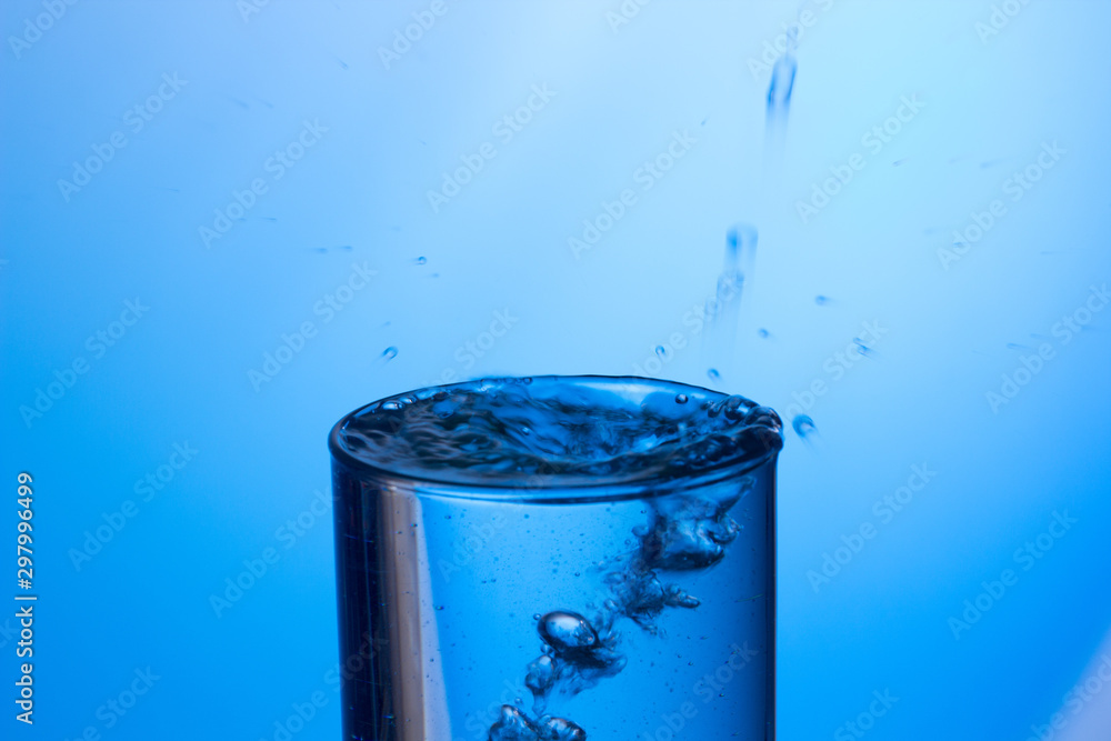 Vaso de agua y gota de agua