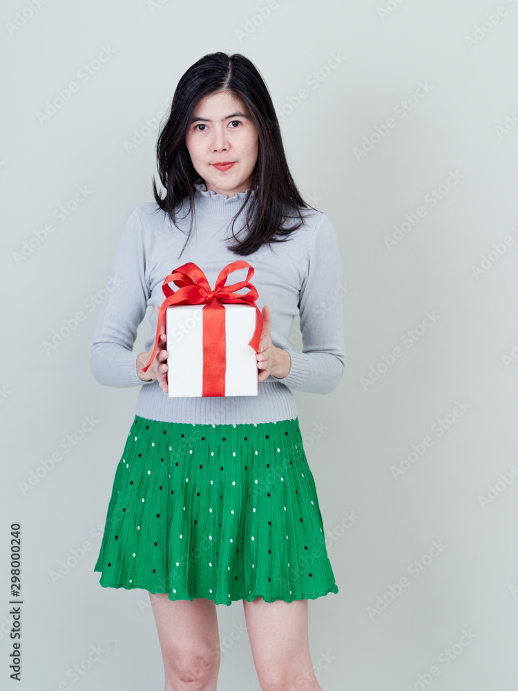 Fototapeta premium Beautiful woman holding gift box red ribbon