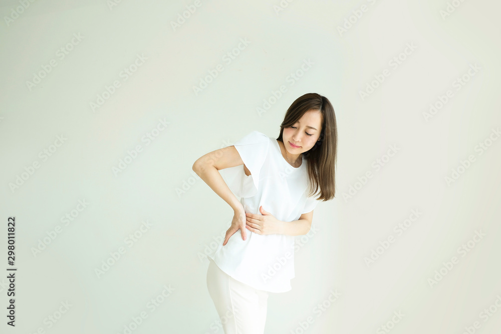 腰痛に悩む女性 腰痛に悩む女性