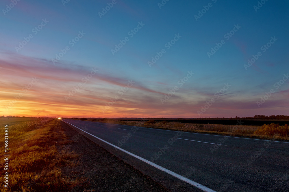 Fototapeta premium reflektory samochodowe na autostradzie w nocy