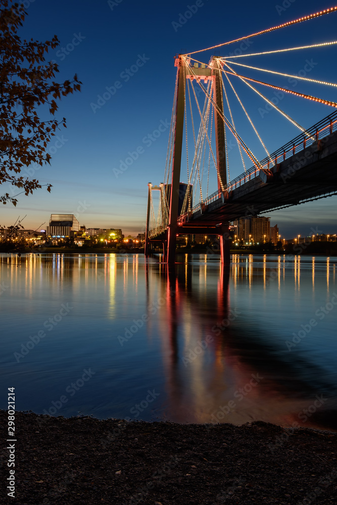 Fototapeta premium Night Krasnoyarsk pedestrian bridge across the Yenisei