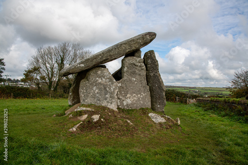 Fényképezés Side view of Lanyon Quoit prehistoric burial chamber, Cornwall