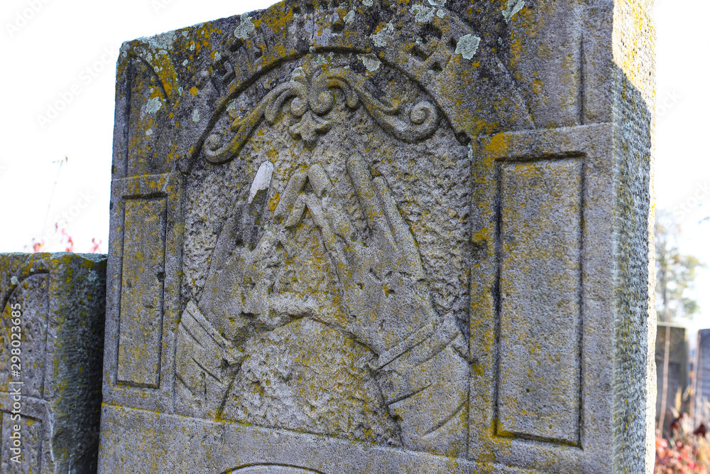 Φωτογραφία An old cluttered Jewish cemetery with uneven tombstones carved in Hebrew is a preserved story