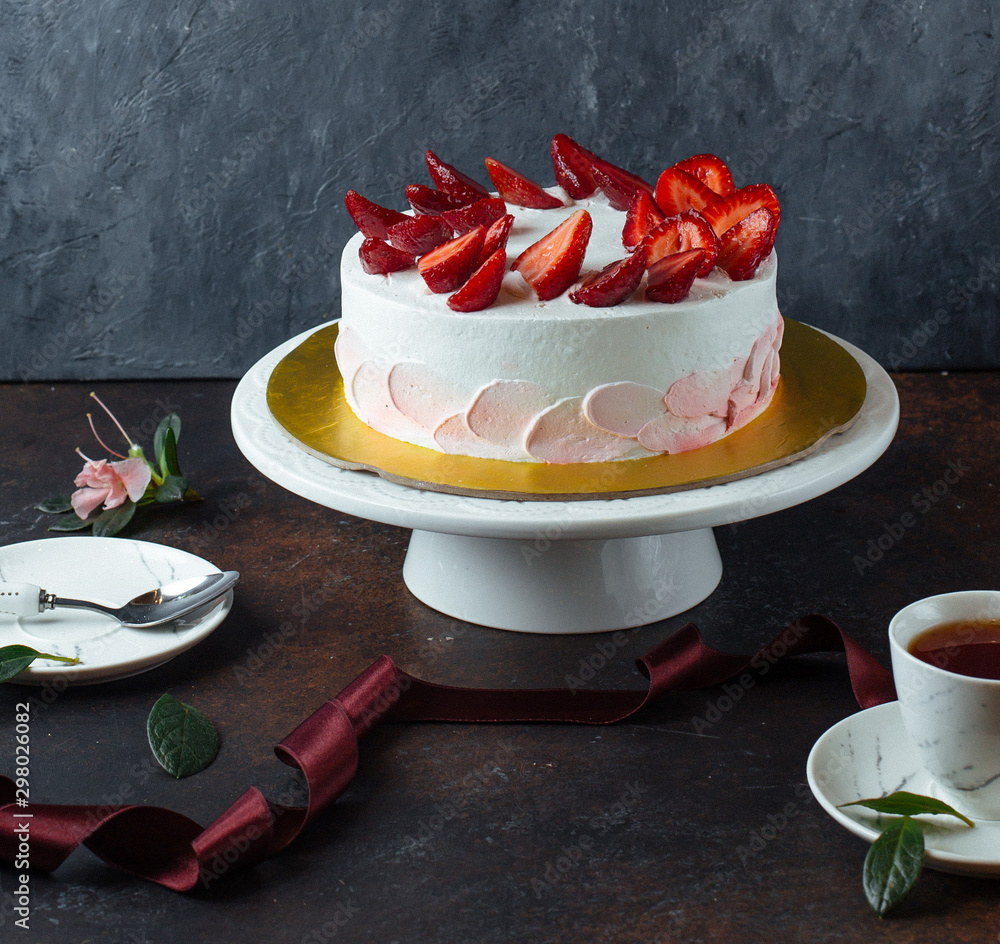 Fotografie white creamy cake with strawberries