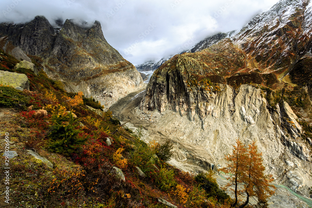 Φωτογραφία Valley of Fischergletscher in Valais in autumn with foliage / Tal des Fieschergl