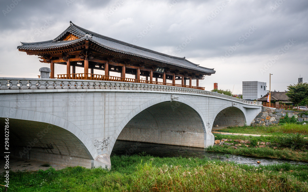 Φωτογραφία Namcheon bridge and Cheongyeonru gazebo over Jeonju river Jeonju South Korea