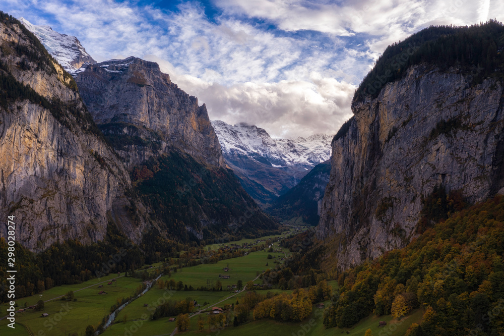 Φωτογραφία Aerial view of lauterbrunnen valley in bernese oberland / Luftaufnahme des Laute