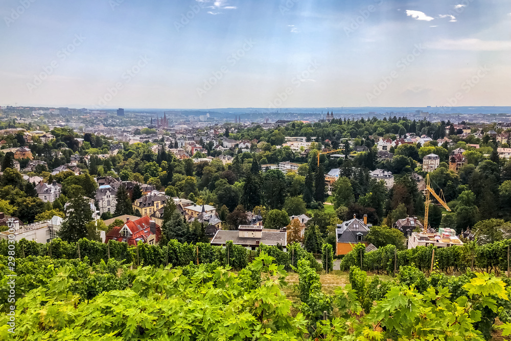 Fototapeta premium Panorama der Stadt Wiesbaden, Hessen, Deutschland 