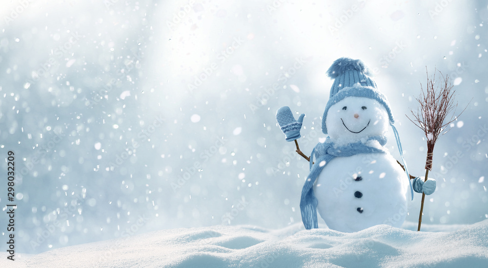 Fototapeta Bożenarodzeniowy zimy tło z śniegiem i zamazanym bokeh Wesoło boże narodzenia i szczęśliwy nowego roku kartka z pozdrowieniami z przestrzenią.