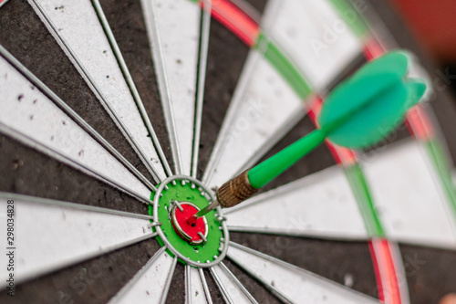 Green arrow in the center of the dart board Shows the concept of business goal setting.